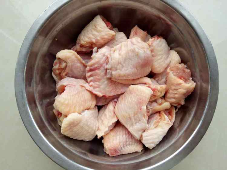 鸡翅胡萝卜炖粉条步骤1