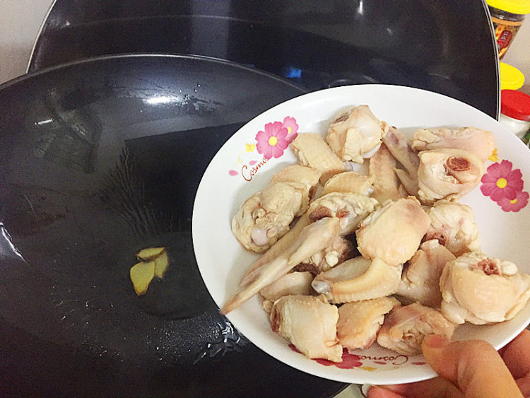 莲藕香菇鸡煲步骤6