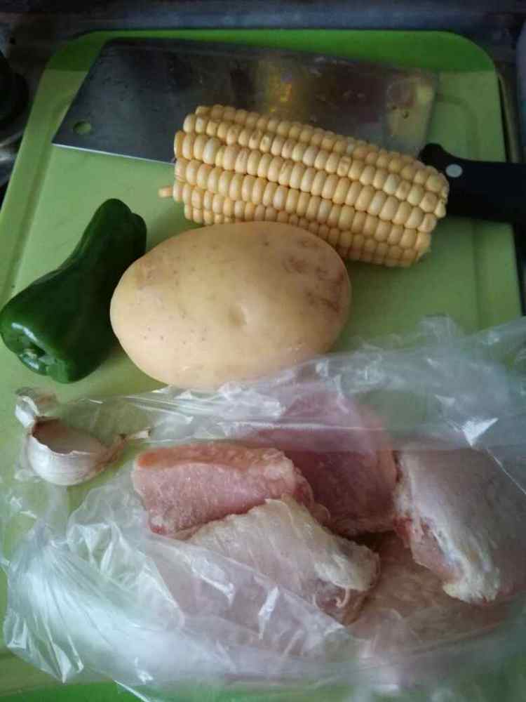 鸡翅烧土豆玉米步骤1