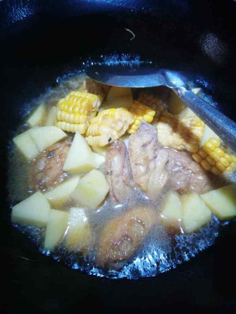 鸡翅烧土豆玉米步骤6