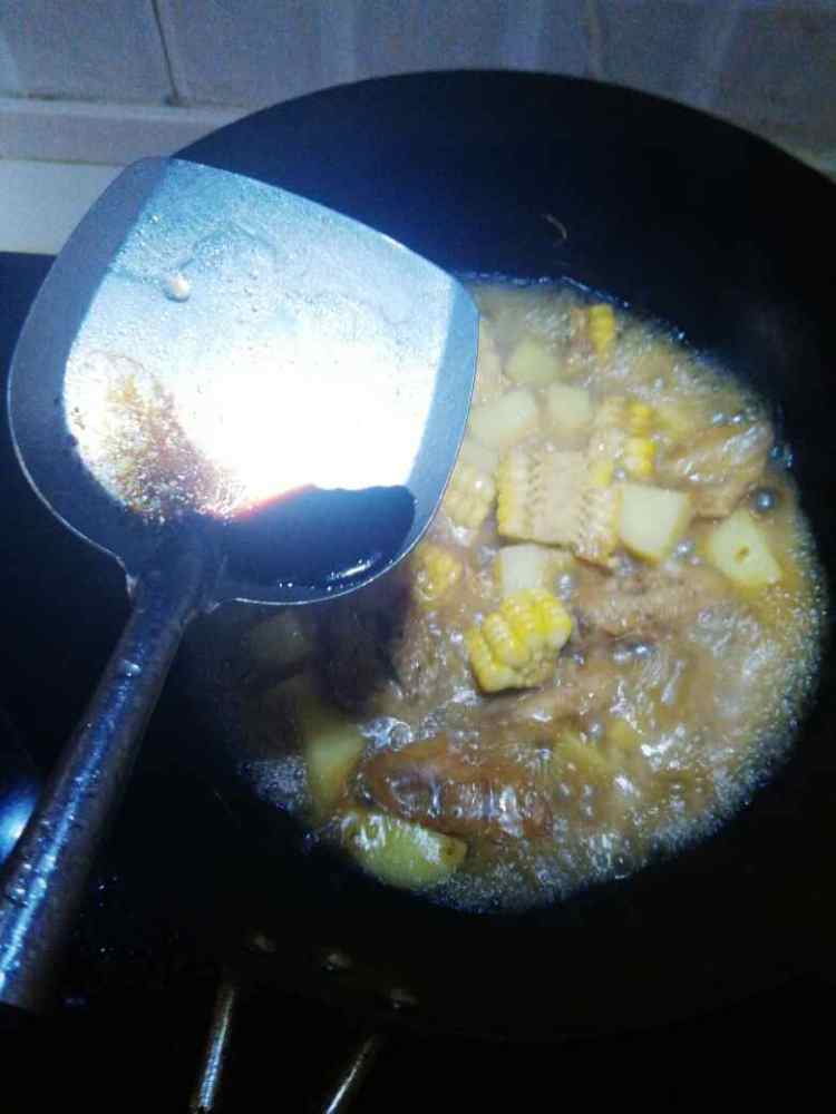 鸡翅烧土豆玉米步骤7
