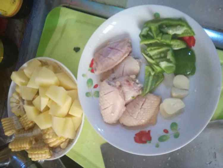 鸡翅烧土豆玉米步骤3