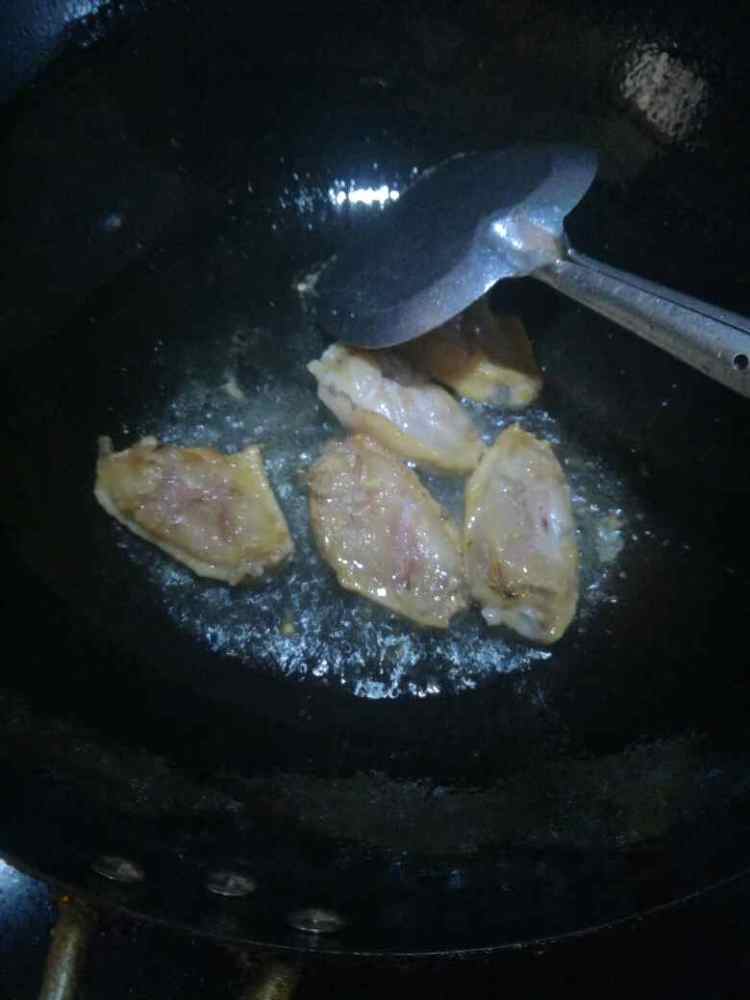 鸡翅烧土豆玉米步骤4