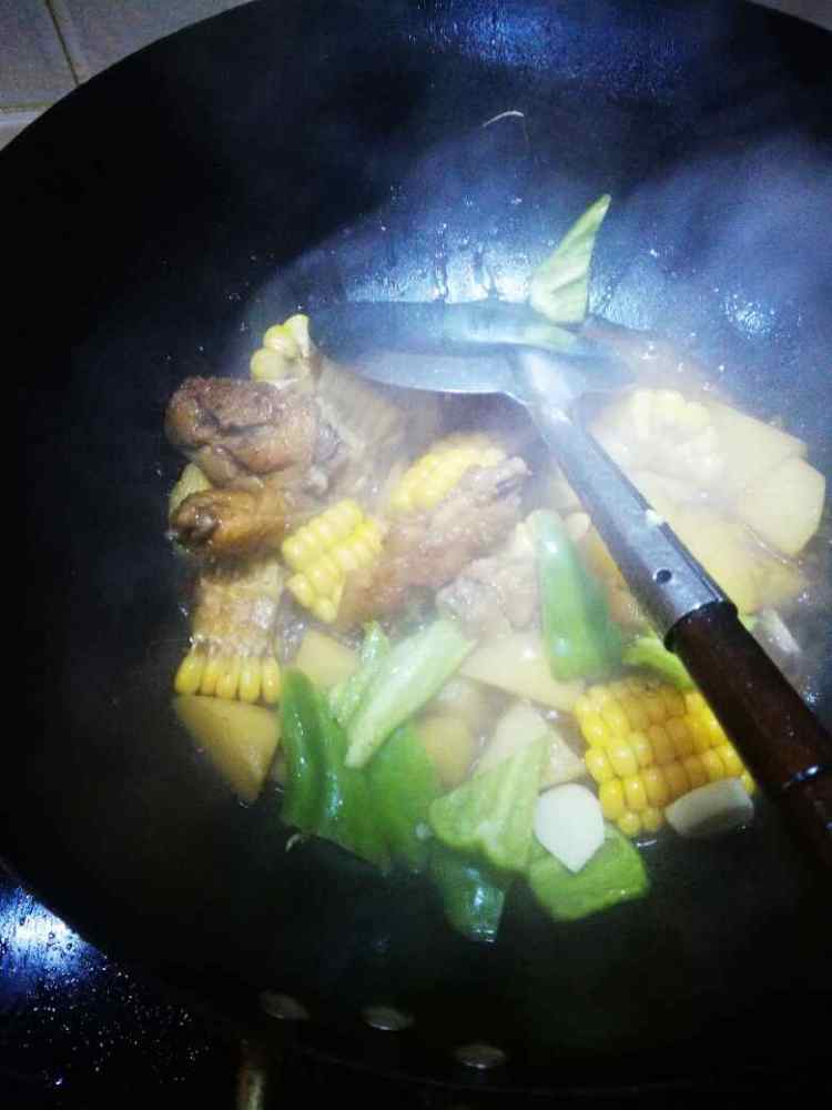 鸡翅烧土豆玉米步骤9