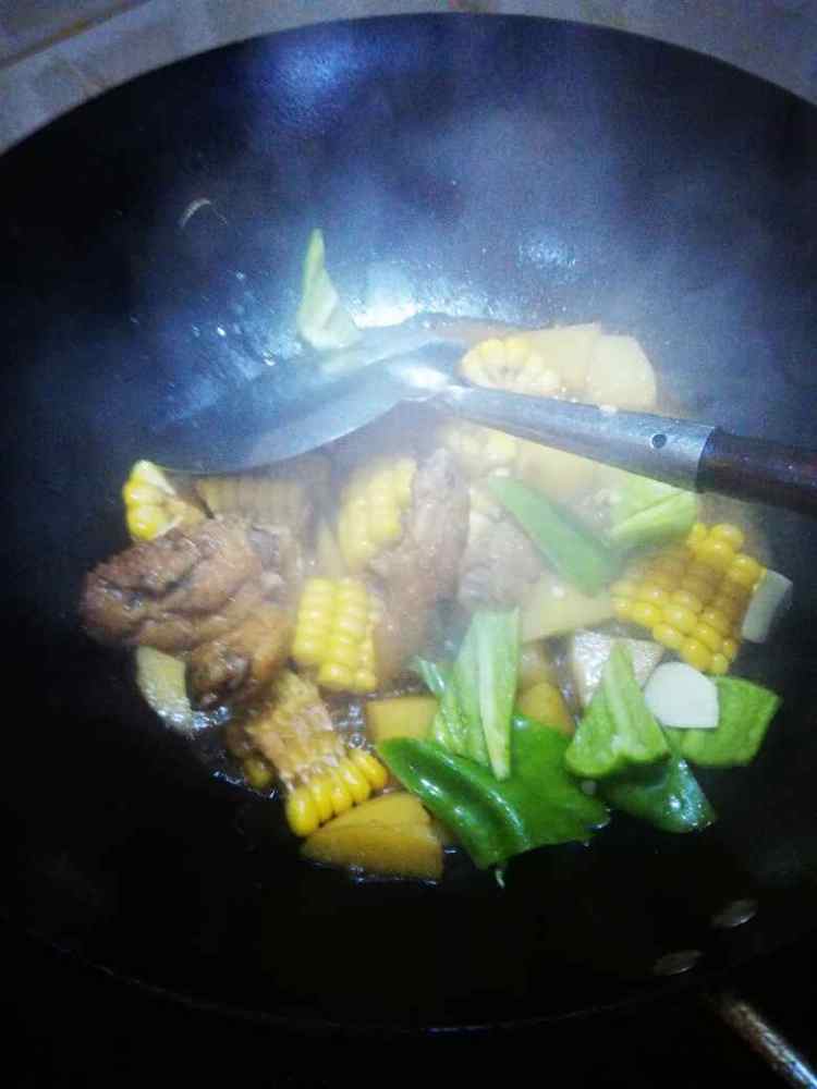 鸡翅烧土豆玉米步骤10