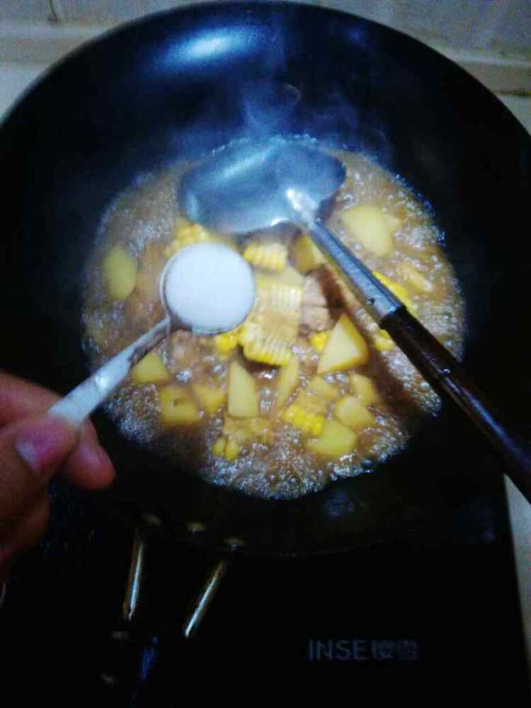 鸡翅烧土豆玉米步骤8
