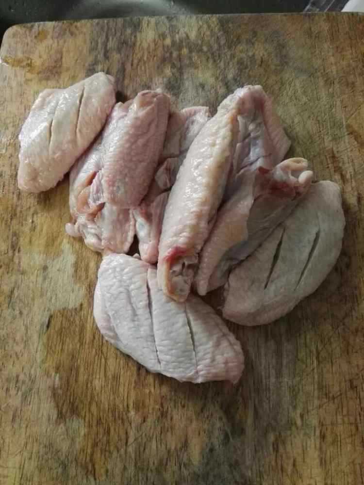 葡萄酒焖土豆鸡翅步骤1