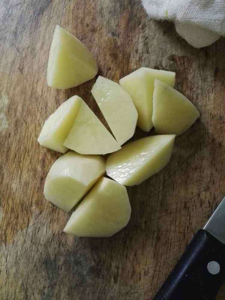 葡萄酒焖土豆鸡翅步骤2