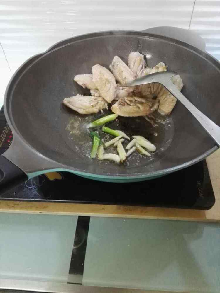 葡萄酒焖土豆鸡翅步骤6