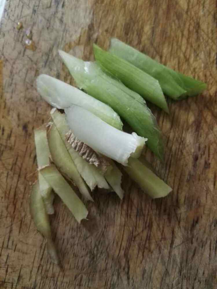 葡萄酒焖土豆鸡翅步骤3