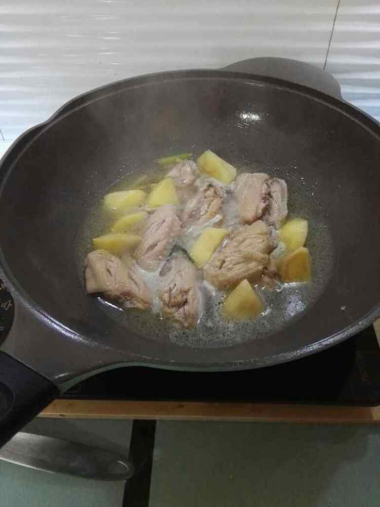 葡萄酒焖土豆鸡翅步骤8