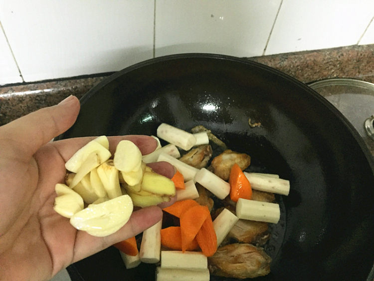 山药焖鸡翅步骤6