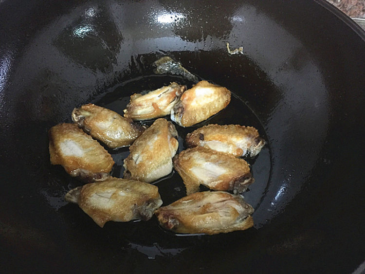 山药焖鸡翅步骤4