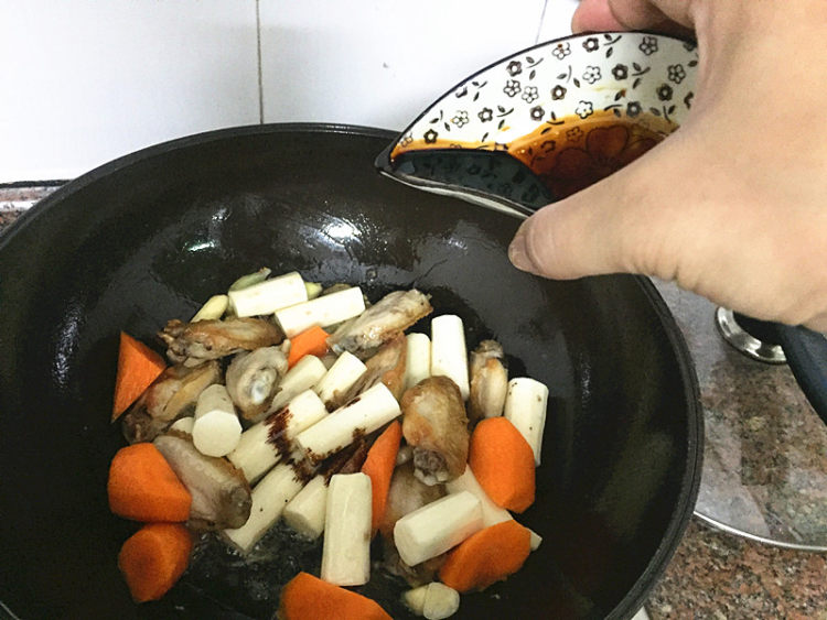 山药焖鸡翅步骤7