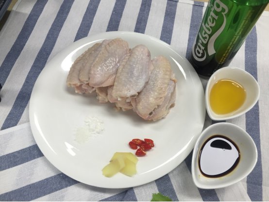 啤酒奇异果鸡翅步骤1