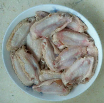 木耳焖鸡翅步骤1