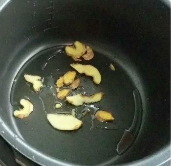 木耳焖鸡翅步骤3