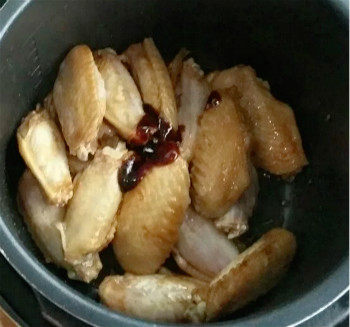 木耳焖鸡翅步骤5