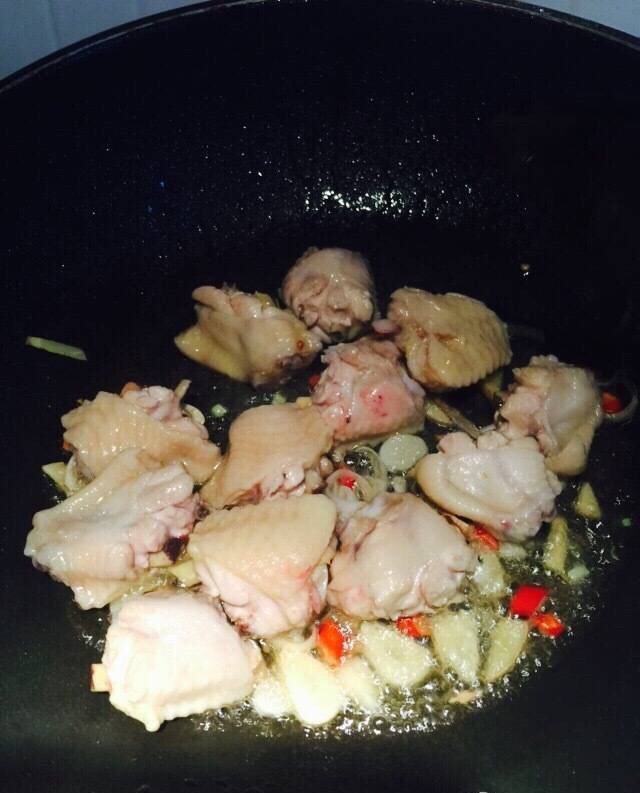 蒜苔土豆烧鸡翅步骤11