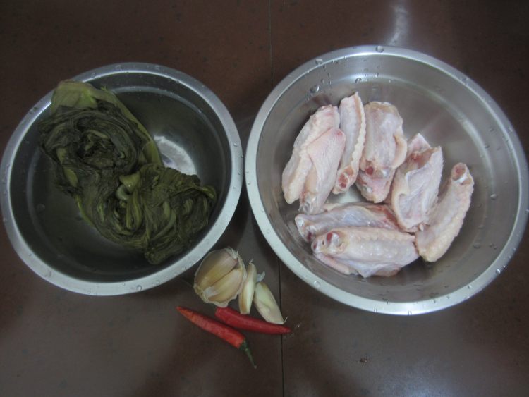 酸菜鸡翅步骤1