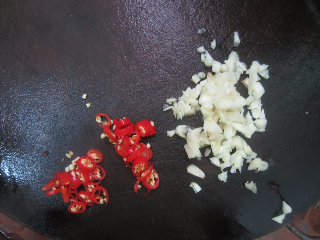 酸菜鸡翅步骤3
