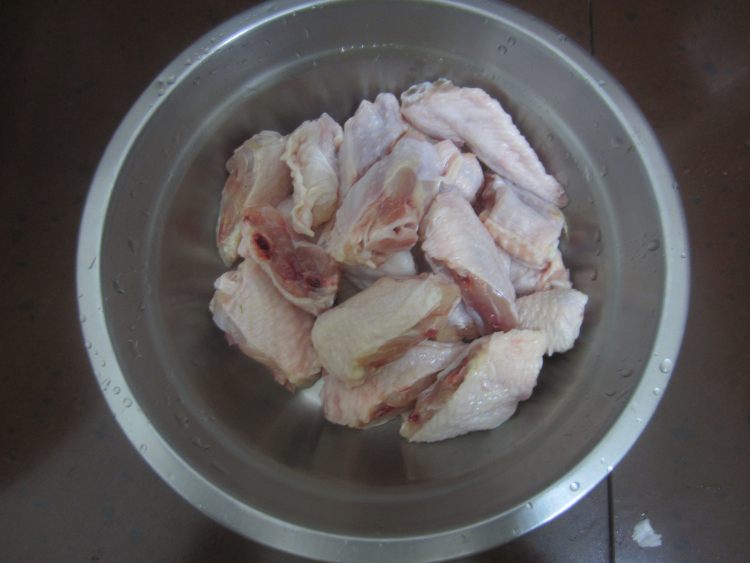 酸菜鸡翅步骤2