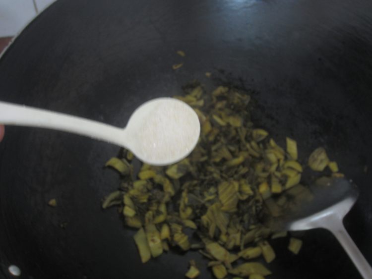 酸菜鸡翅步骤7