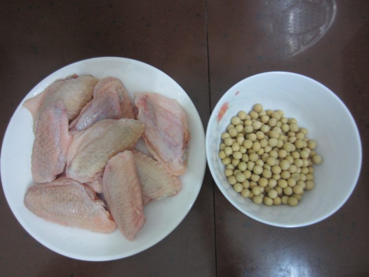 黄豆焖鸡翅步骤1