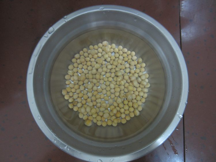 黄豆焖鸡翅步骤2