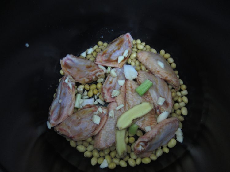 黄豆焖鸡翅步骤6