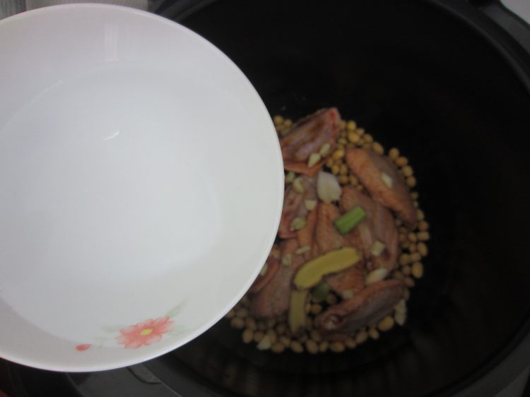 黄豆焖鸡翅步骤7