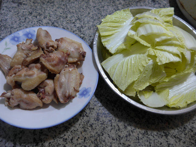 白菜煮鸡翅步骤1