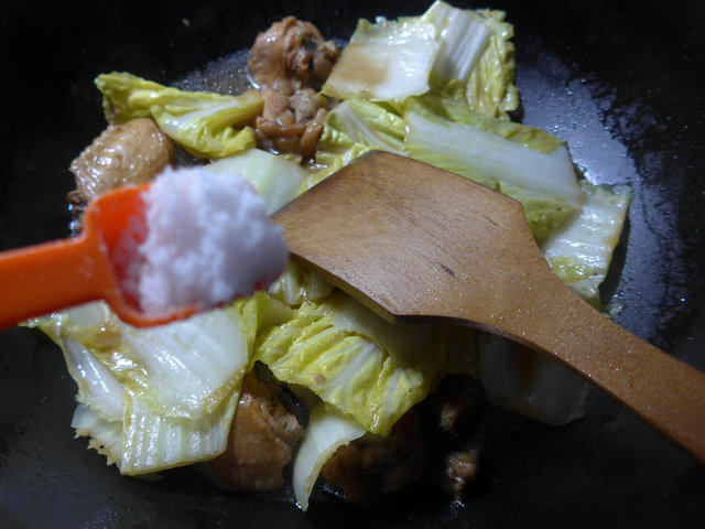 白菜煮鸡翅步骤7