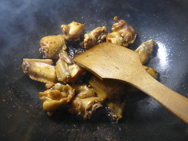 白菜煮鸡翅步骤4