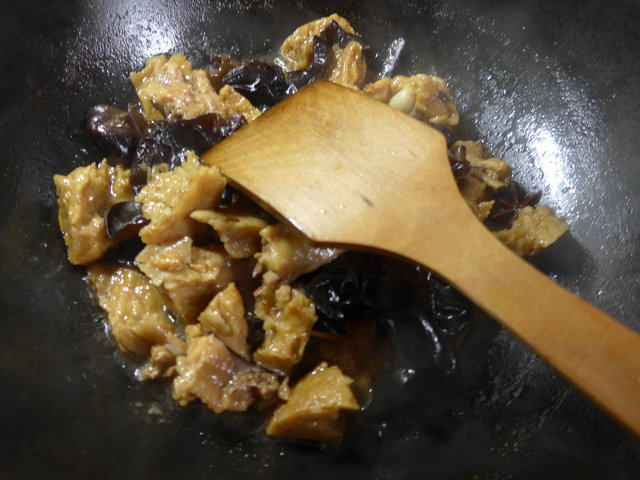 黑木耳鸡翅烧烤麸步骤12