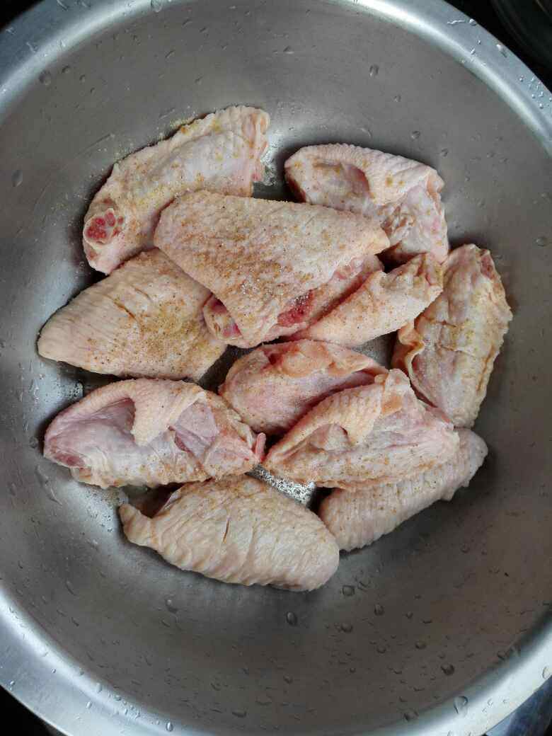 酥炸鸡翅步骤1