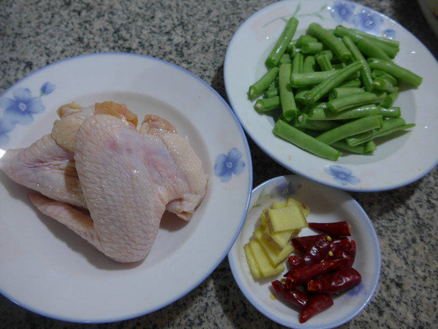 梅豆炒鸡翅步骤1