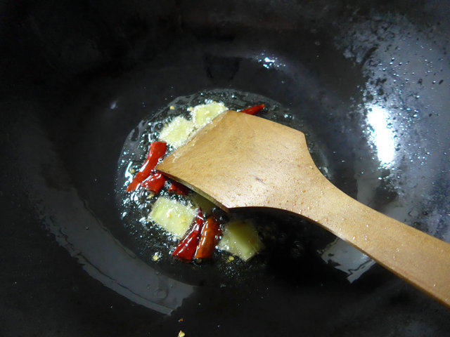 梅豆炒鸡翅步骤3