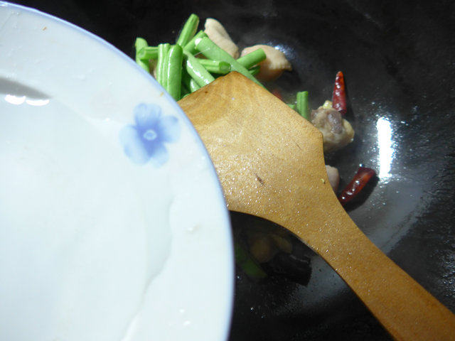 梅豆炒鸡翅步骤6