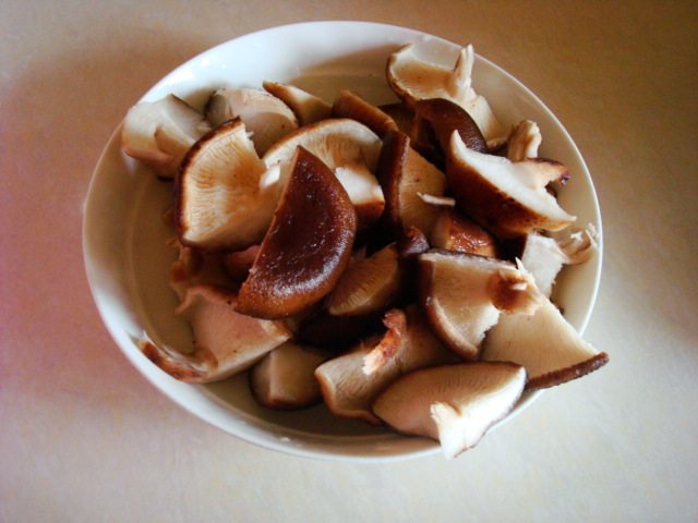 鸡翅炖香菇步骤2