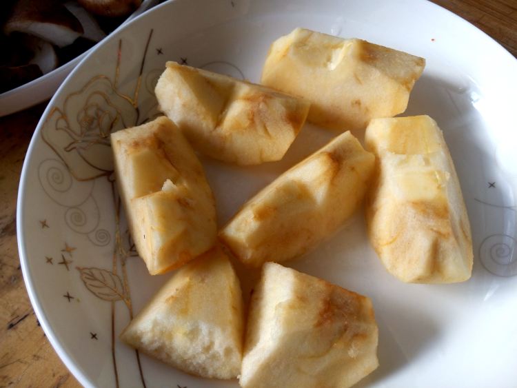 苹果香菇炒鸡翅步骤2