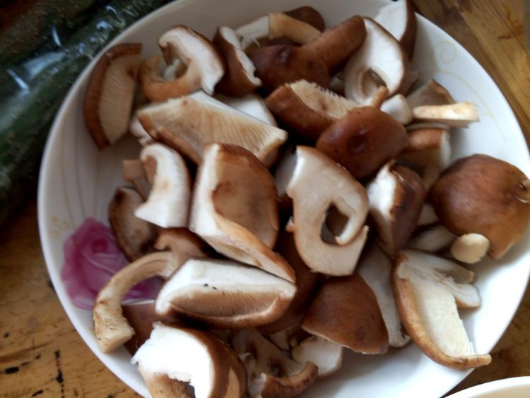 苹果香菇炒鸡翅步骤3