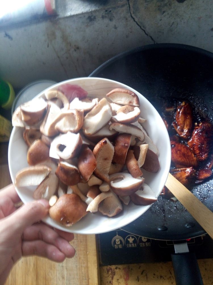 苹果香菇炒鸡翅步骤10