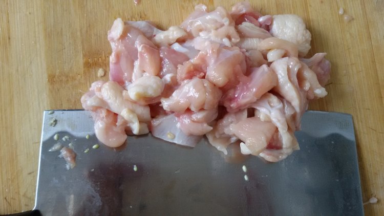 香辣黄豆炒卤味鸡丁步骤1