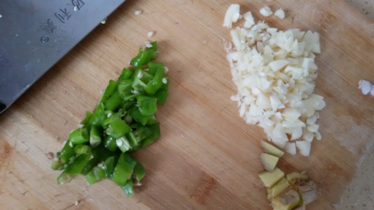 香辣黄豆炒卤味鸡丁步骤2