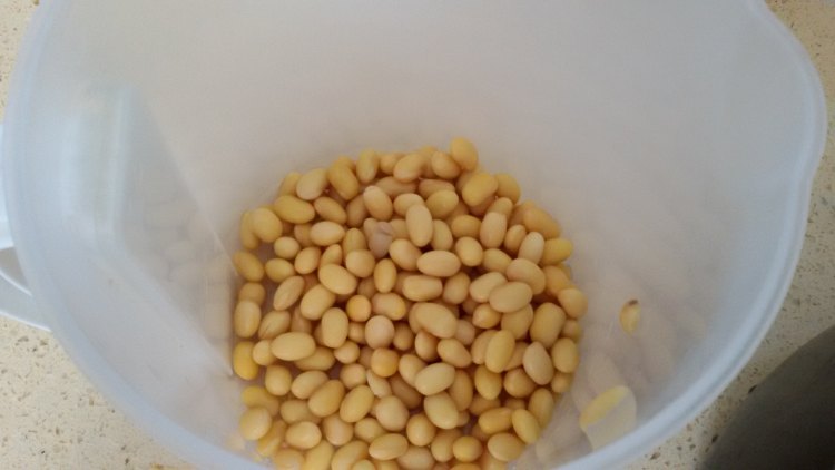 香辣黄豆炒卤味鸡丁步骤3