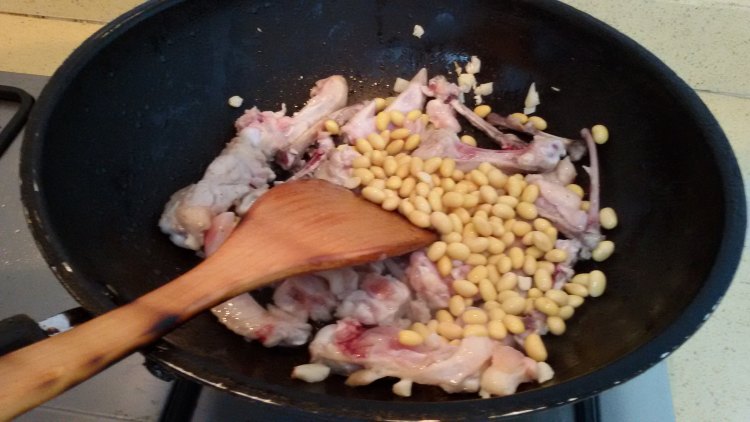 香辣黄豆炒卤味鸡丁步骤7