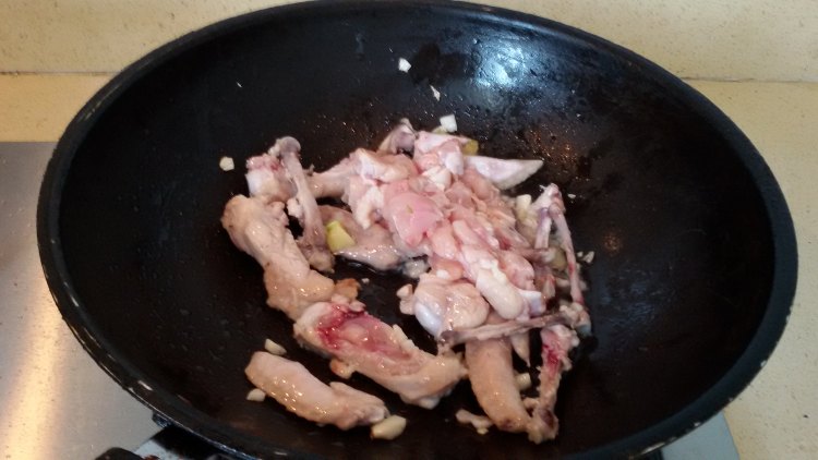 香辣黄豆炒卤味鸡丁步骤6