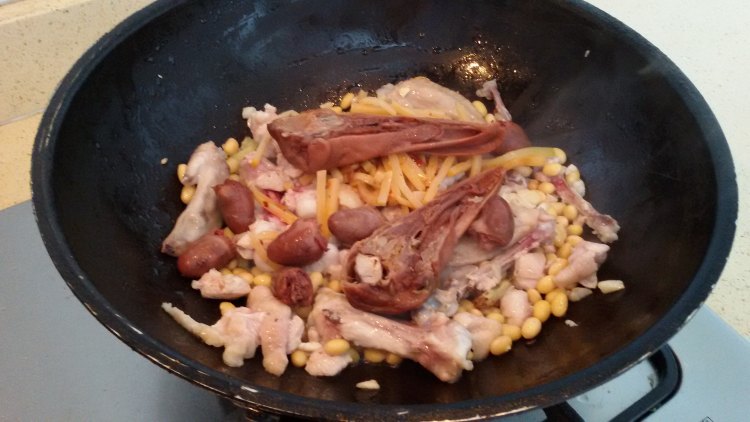 香辣黄豆炒卤味鸡丁步骤8
