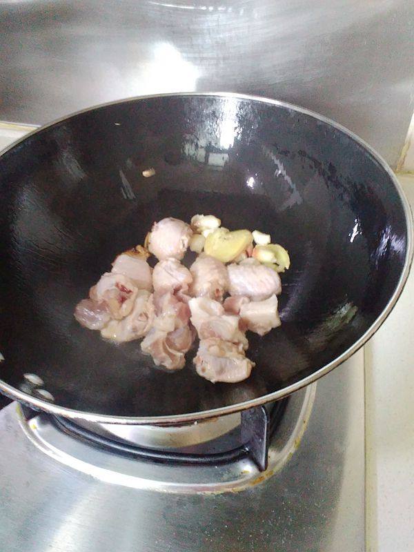 菠萝蜜核仁焖鸡翅步骤5